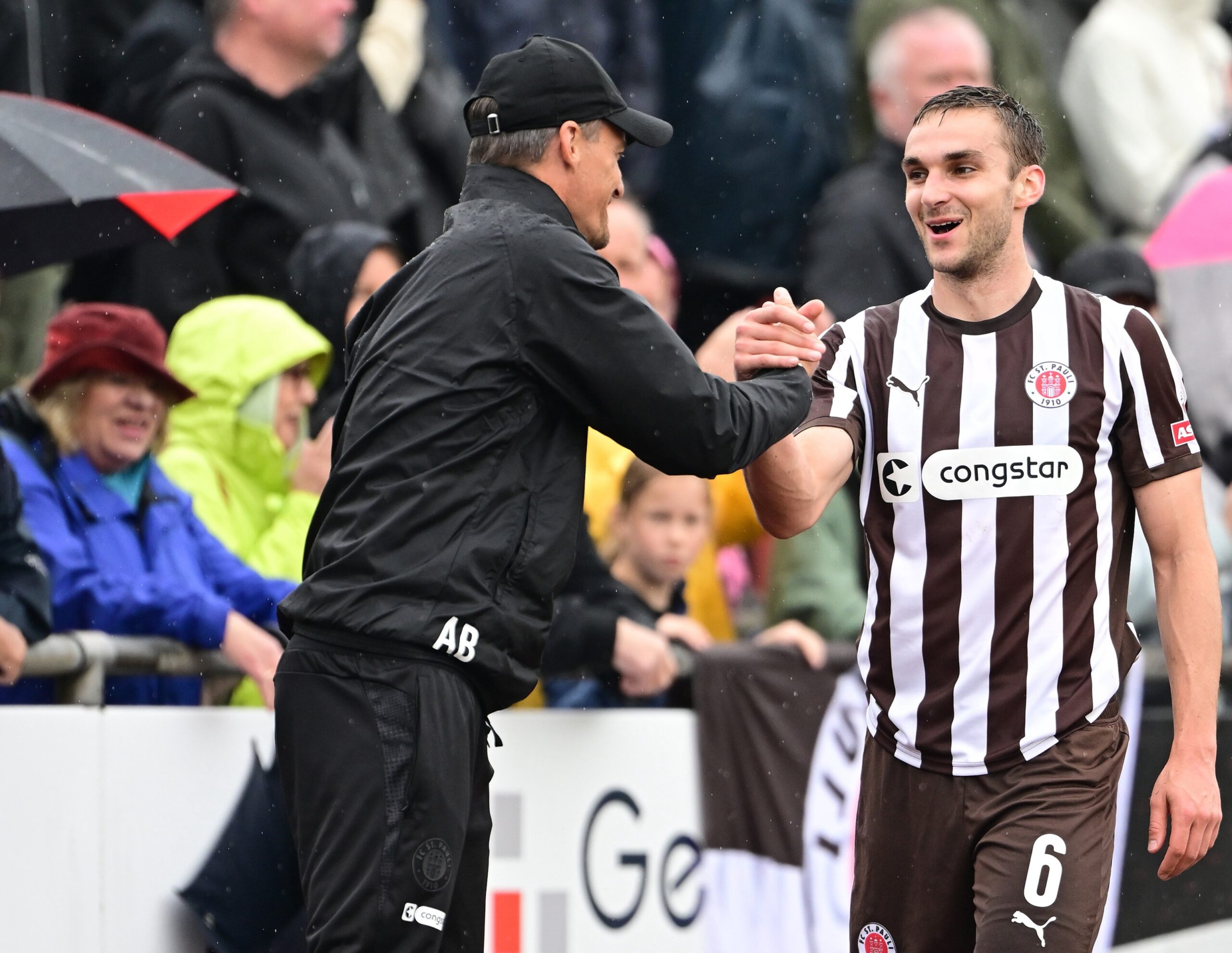 Alexander Blessin und James Sands klatschen ab