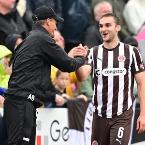 Alexander Blessin und James Sands klatschen ab