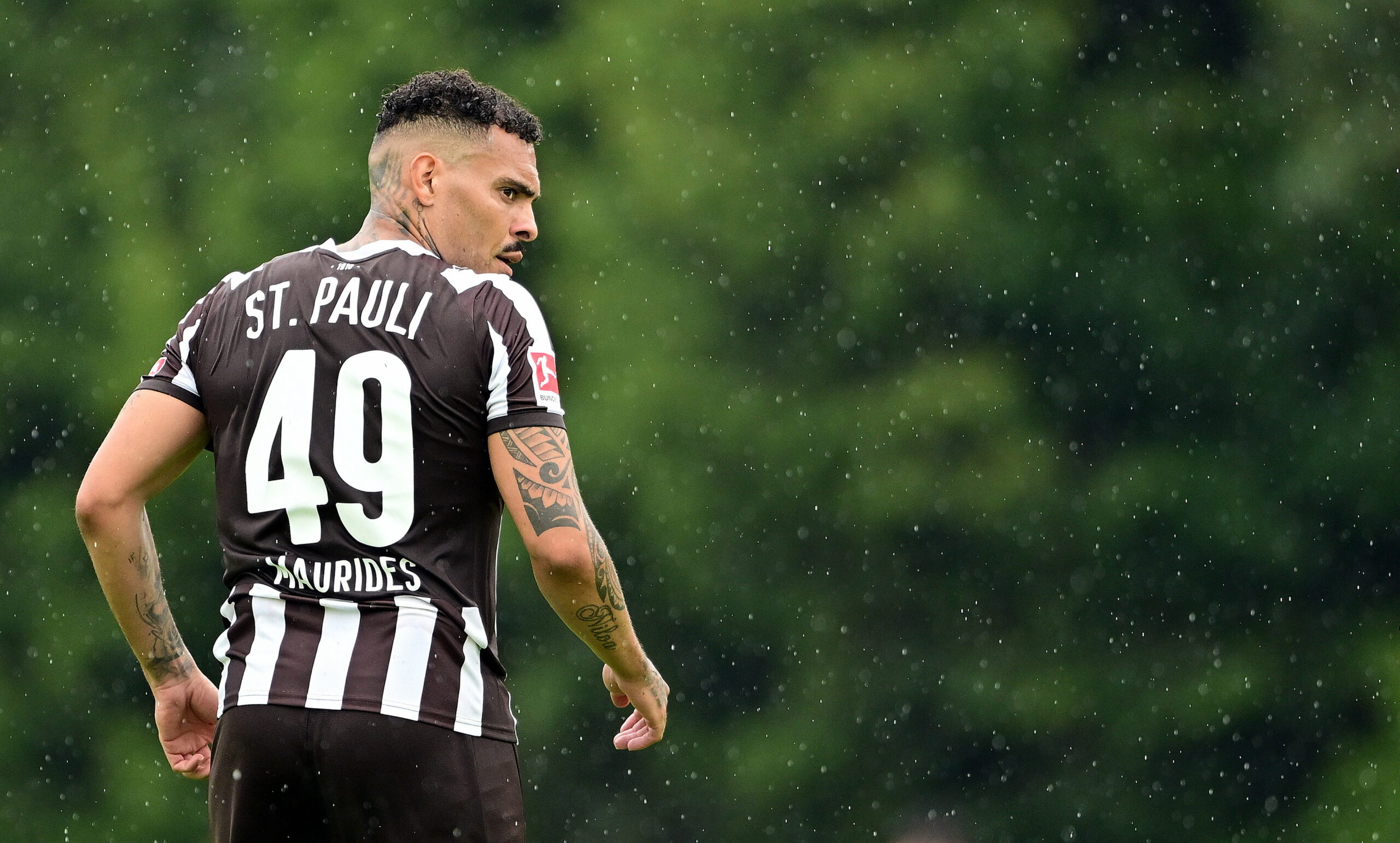 Maurides bei einem Testspiel des FC St. Pauli im Regen