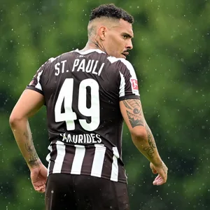 Maurides bei einem Testspiel des FC St. Pauli im Regen