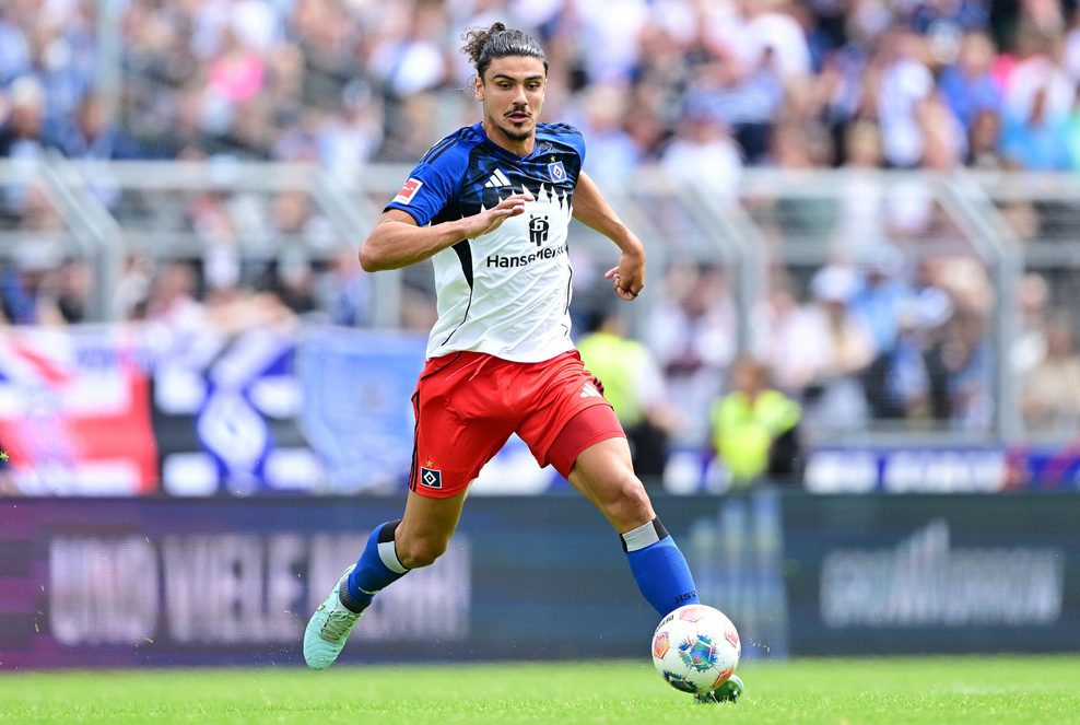 Guilherme Ramos in einem HSV-Testspiel am Ball