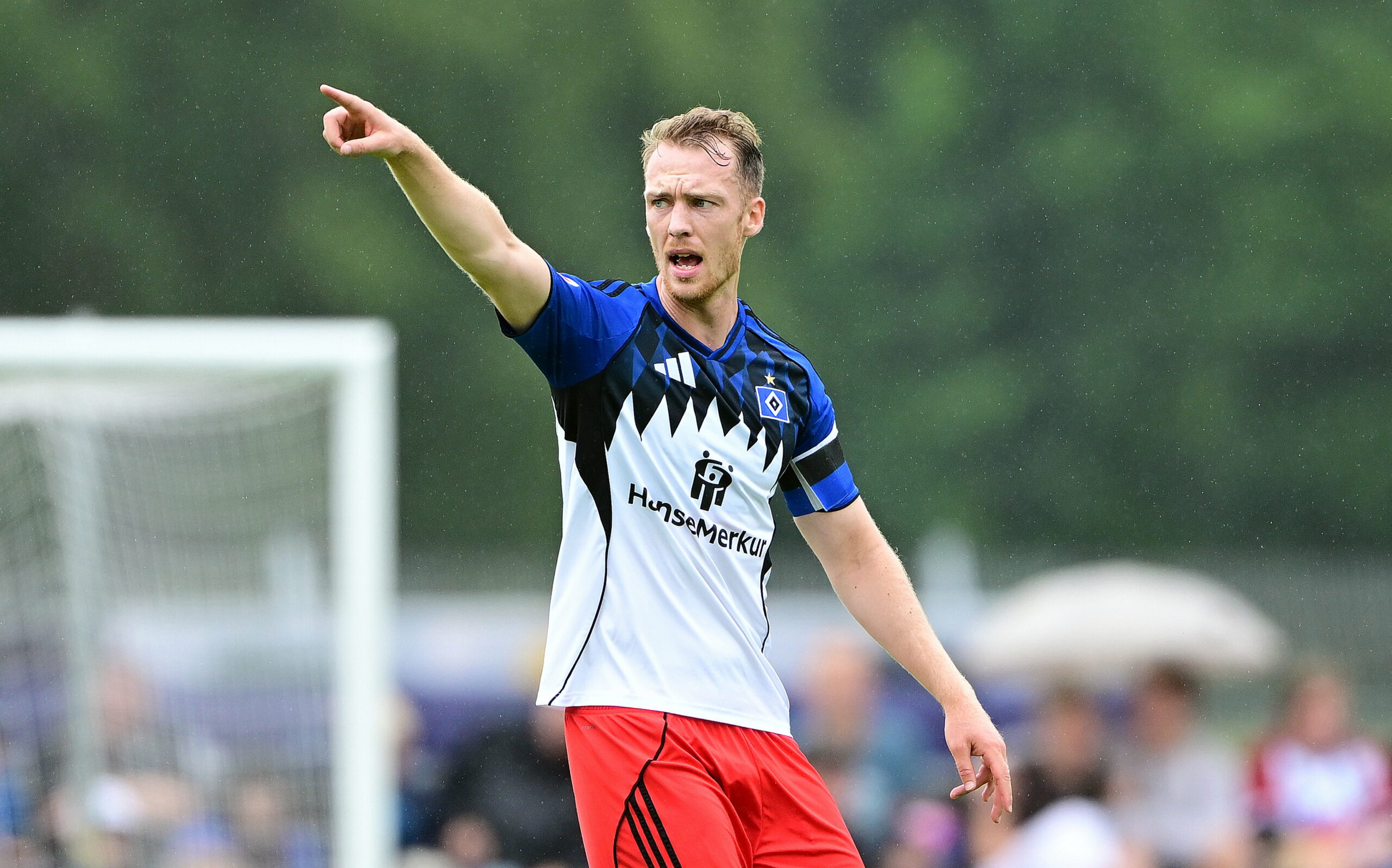 Sebastian Schonlau spielt seit Sommer 2021 für den HSV. Noch ist nicht klar, wie es um seine Zukunft bestellt ist.