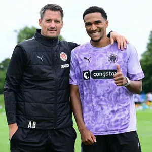 St. Paulis neuer Stürmer Andréas Hountondji mit Trainer Alexander Blessin vor der ersten gemeinsamen Einheit