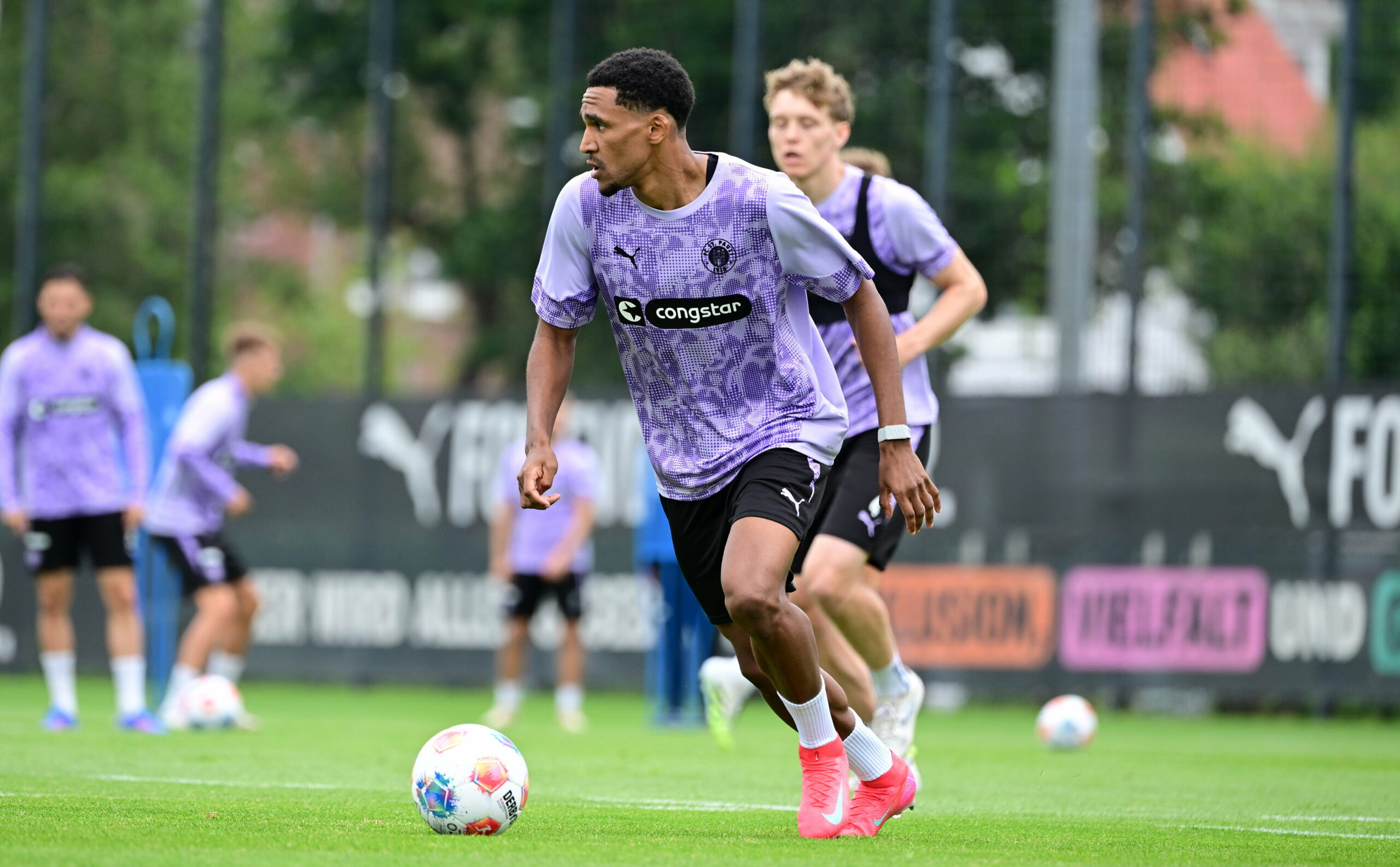 Andréas Hountondji dribbelt im St. Pauli-Training.