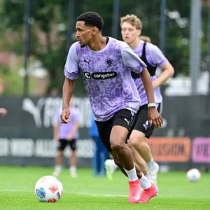 Andréas Hountondji dribbelt im St. Pauli-Training.