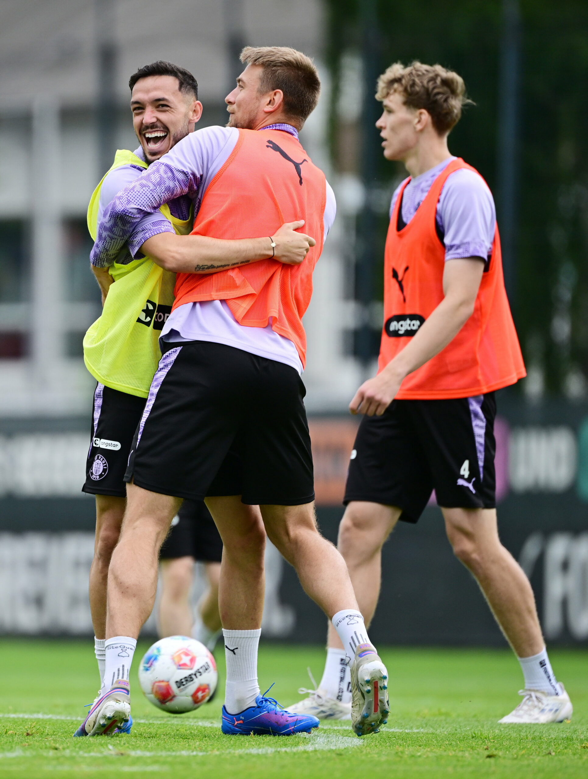 Mathias Pereira Lage und Hauke Wahl haben Spaß im St. Pauli-Training