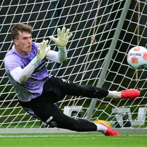 Fokussiert fliegen: St. Paulis neuer Torhüter Simon Spari in Aktion