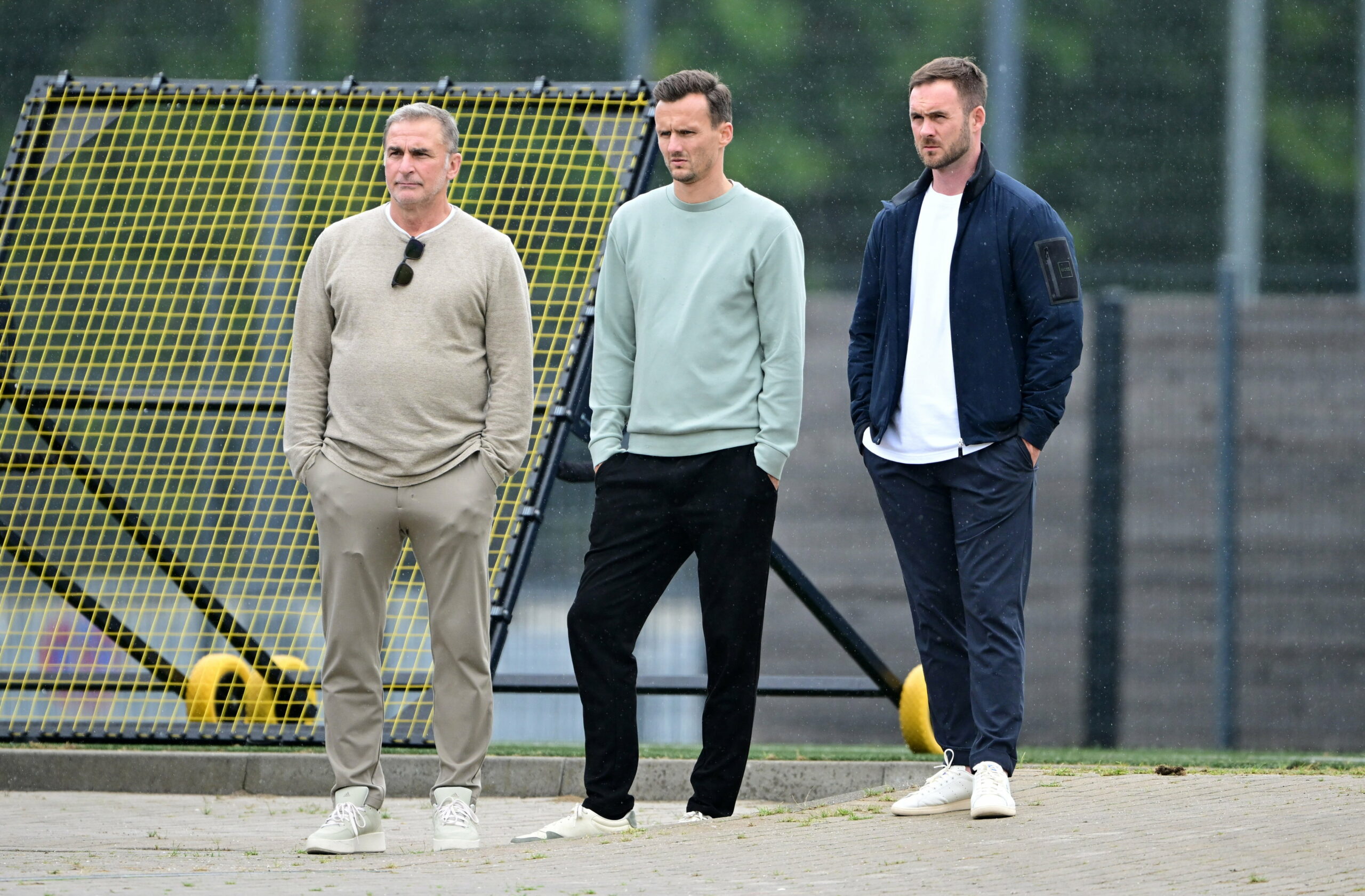 Stefan Kuntz, Claus Costa und Sebastian Dirscherl beobachten das HSV-Training