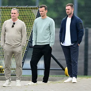 Stefan Kuntz, Claus Costa und Sebastian Dirscherl beobachten das HSV-Training