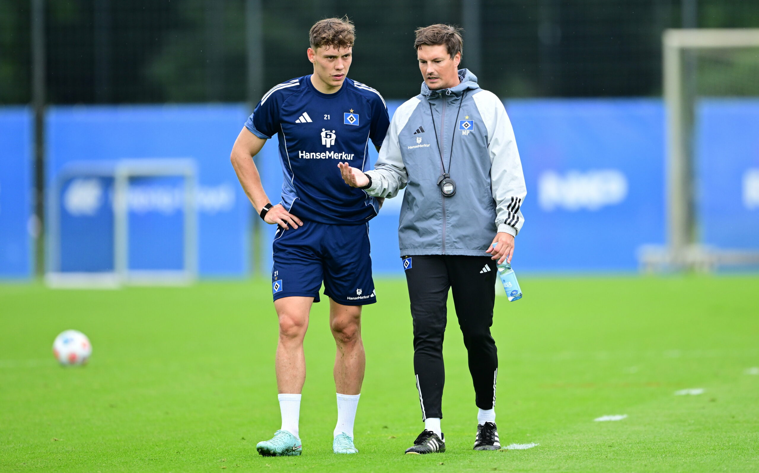 Nicolai Remberg im Gespräch mit HSV-Trainer Merlin Polzin