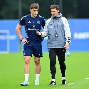 Nicolai Remberg im Gespräch mit HSV-Trainer Merlin Polzin