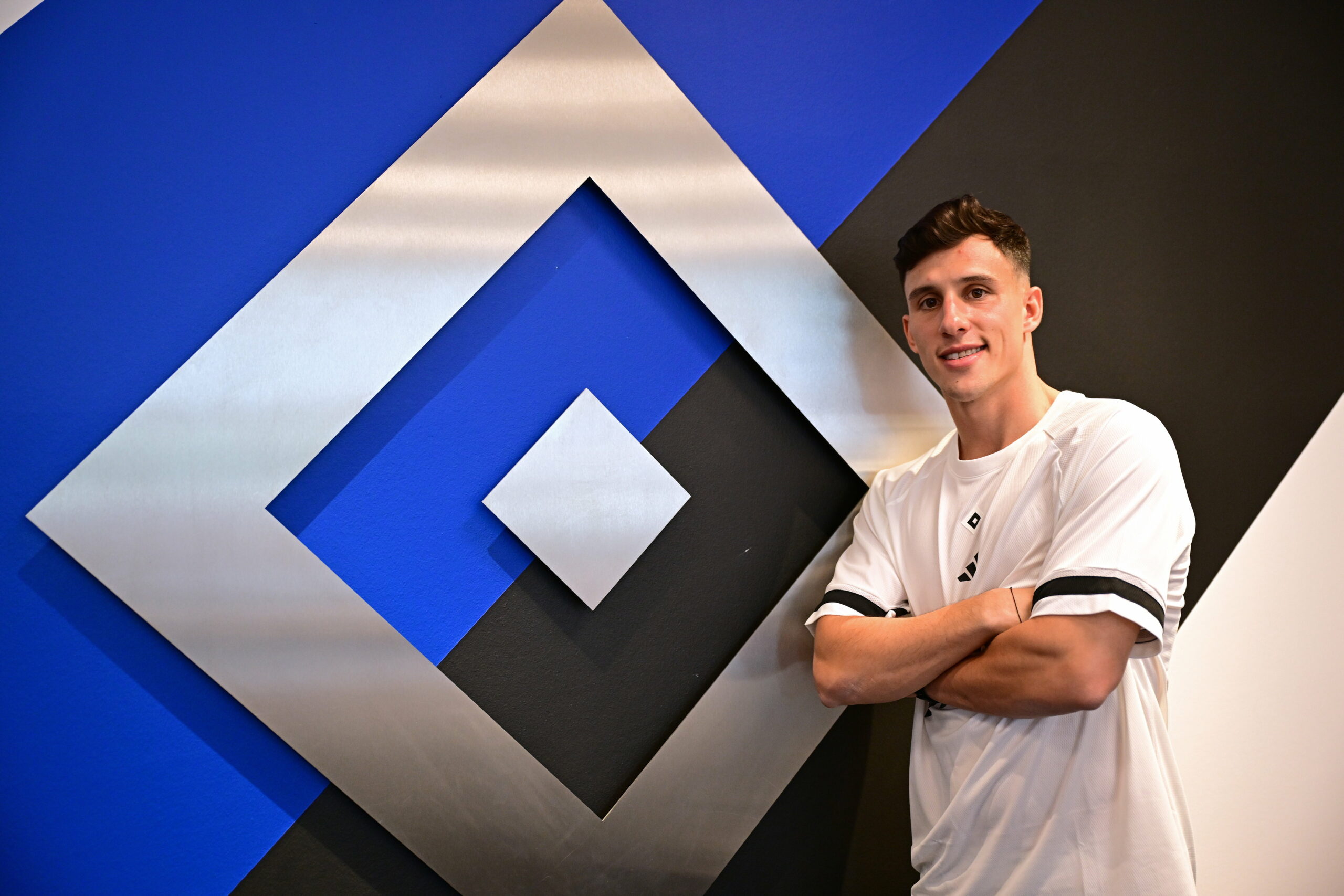 Nicolas Capaldo bei den offiziellen Fotos vor der HSV-Raute im Rahmen seiner Verpflichtung