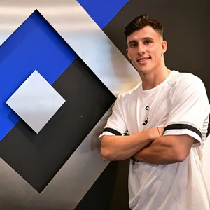 Nicolas Capaldo bei den offiziellen Fotos vor der HSV-Raute im Rahmen seiner Verpflichtung
