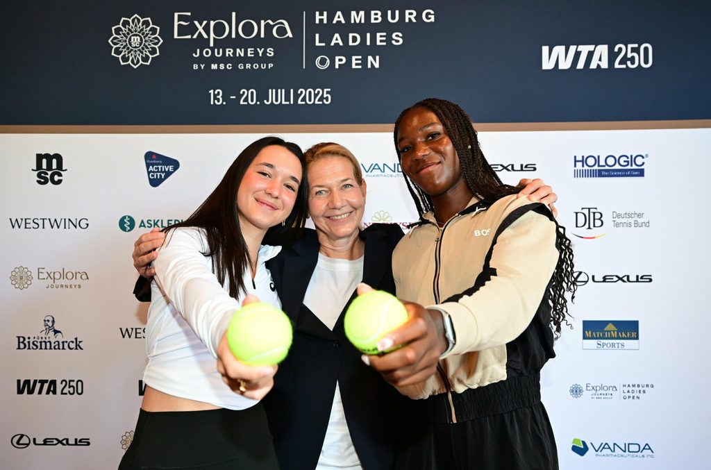 Eva Lys und Noma Noha Akugue nehmen Turnierdirektorin Sandra Reichel in ihre Mitte.