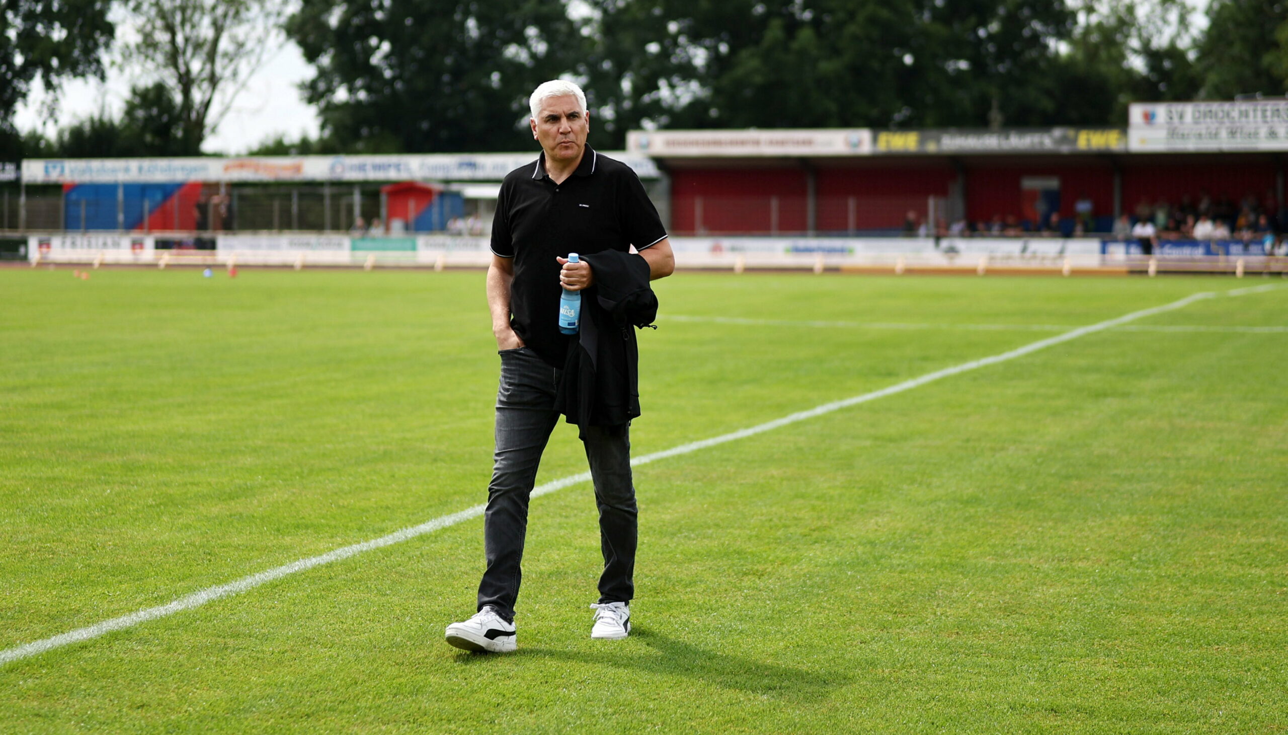 Sportchef Andreas Bornemann beim Testspiel in Drochtersen