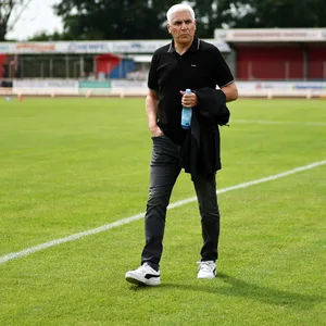 Sportchef Andreas Bornemann beim Testspiel in Drochtersen