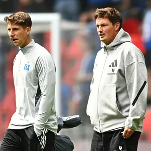 Loic Favé und Merlin Polzin vor dem Anpfiff des HSV-Testspiels in Kopenhagen
