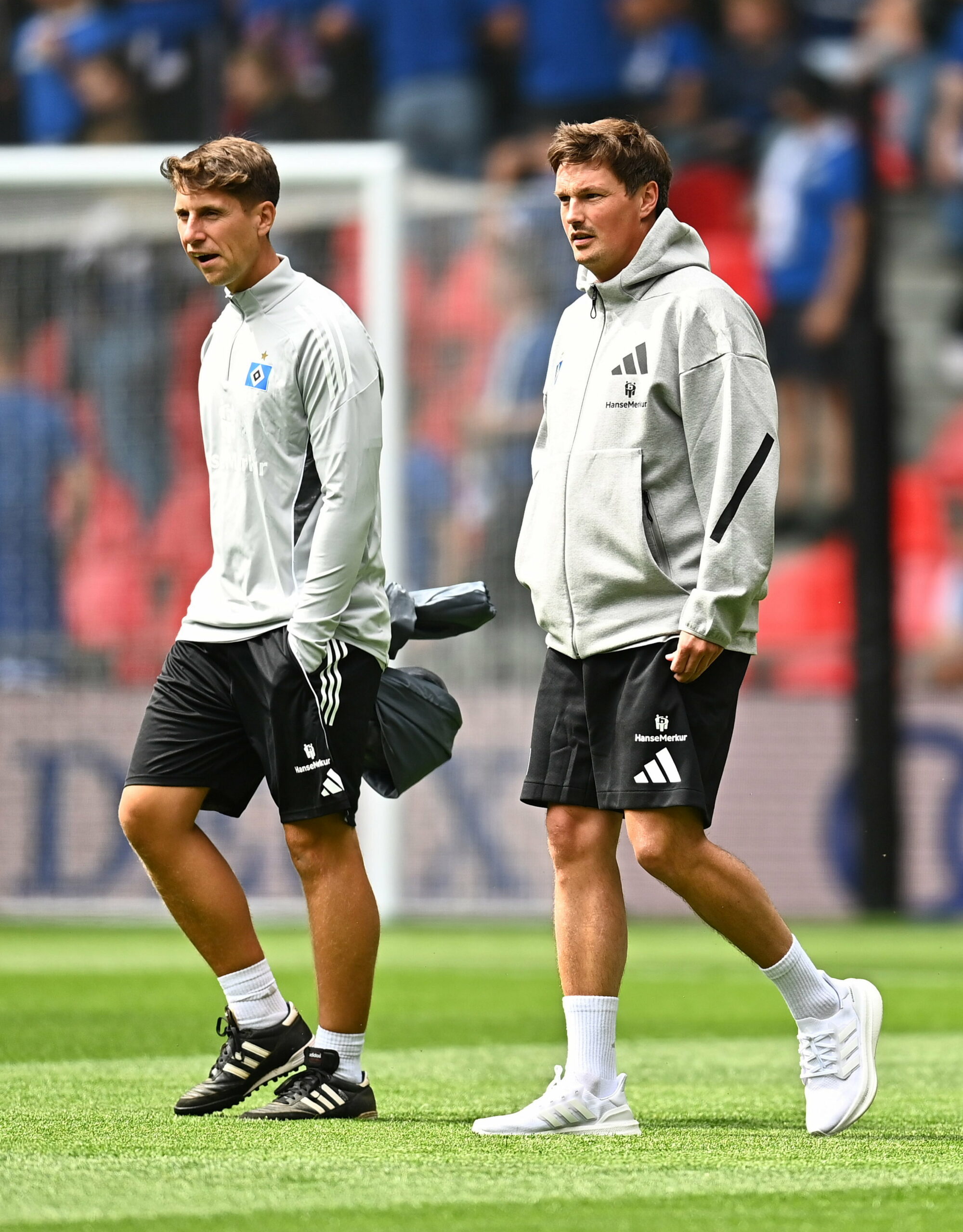 Die HSV-Trainer Loic Favé und Merlin Polzin betreten den Platz in Kopenhagen.