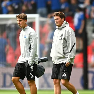 Die HSV-Trainer Loic Favé und Merlin Polzin betreten den Platz in Kopenhagen.