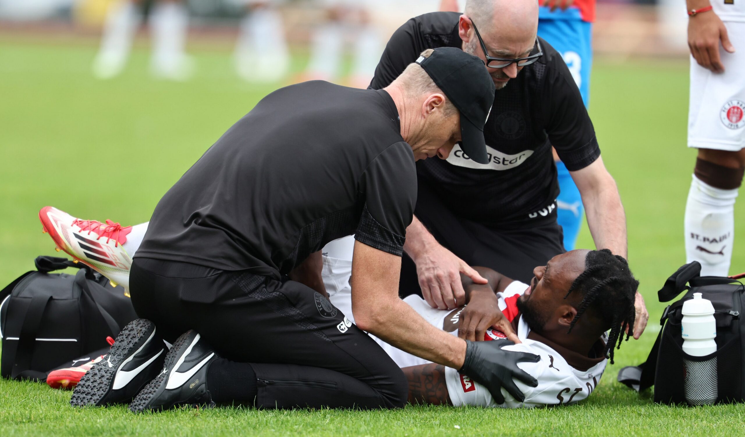 Ricky-Jade Jones wird von Dr. James Morgan und Dr. Sebastian Schneider versorgt.