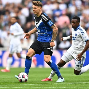 HSV-Profi Nicolai Remberg dribbelt im Testspiel in Kopenhagen.