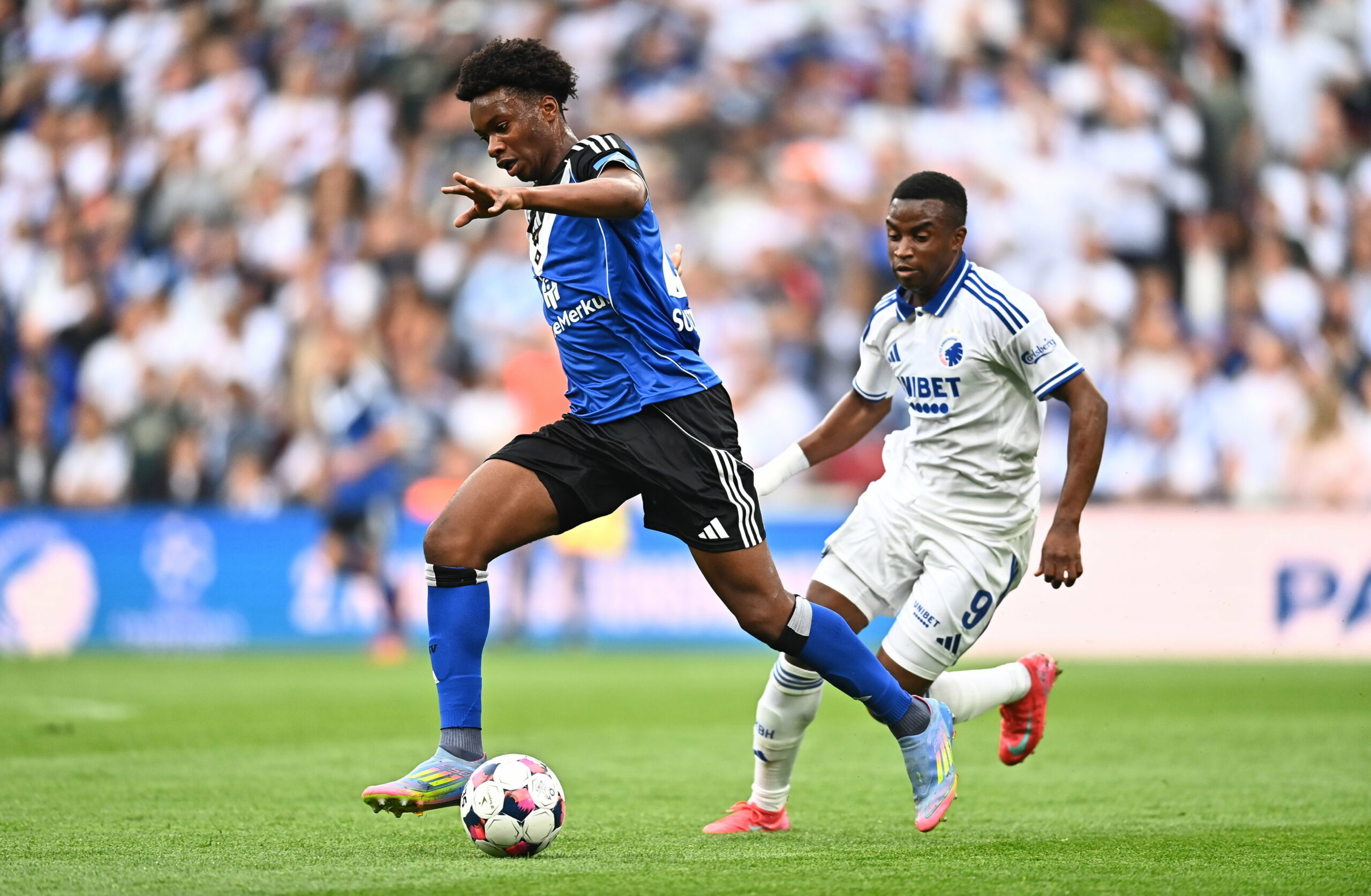Aboubaka Soumahoro läuft im Testspiel beim FC Kopenhagen Gegenspieler Youssoufa Moukoko davon.