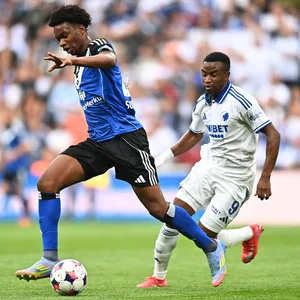 Aboubaka Soumahoro läuft im Testspiel beim FC Kopenhagen Gegenspieler Youssoufa Moukoko davon.