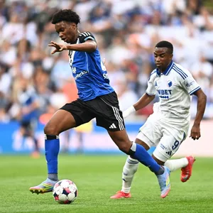 Aboubaka Soumahoro im Zweikampf gegen Youssoufa Moukoko