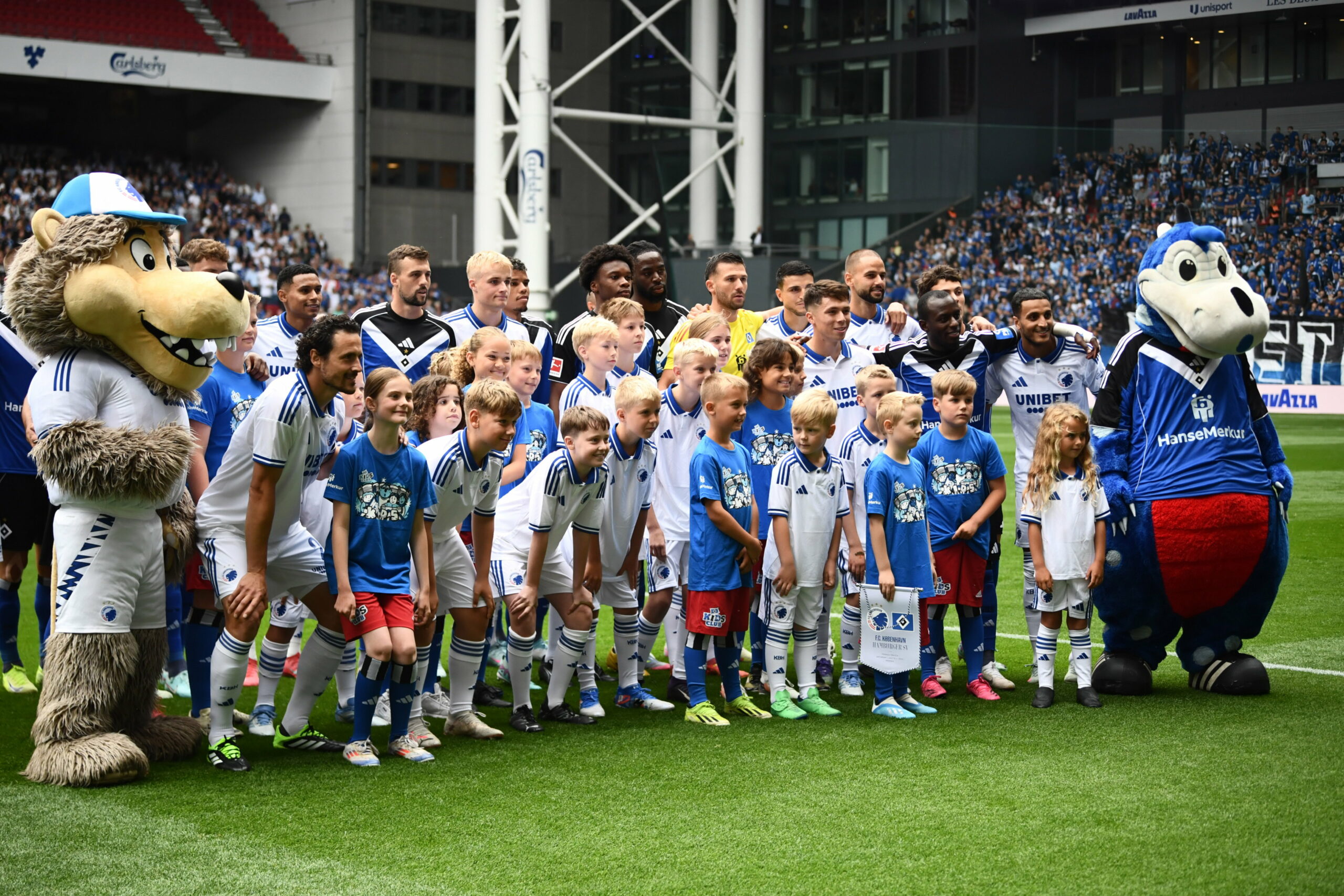 Gemeinsames Gruppenbild vor dem Testspiel FC Kopenhagen gegen den HSV.