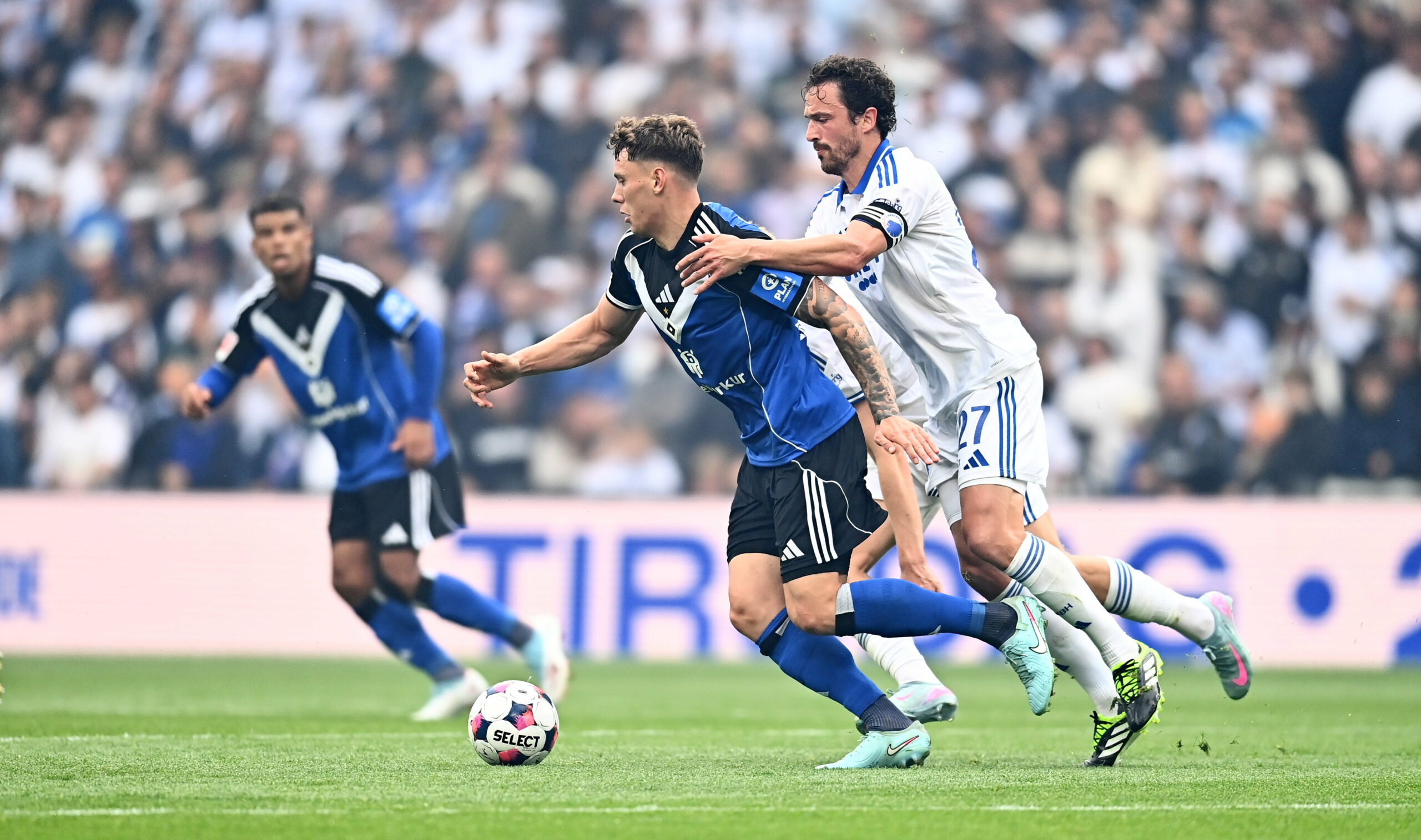Nicolai Remberg im Zweikampf mit Thomas Delaney