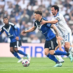 Nicolai Remberg im Zweikampf mit Thomas Delaney