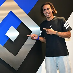 Yussuf Poulsen posiert vor der HSV-Raute