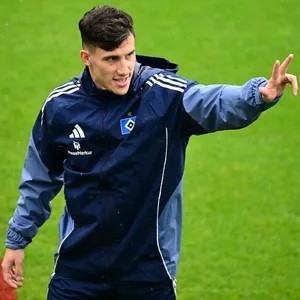 Nicolás Capaldo grüßt per Peace-Zeichen