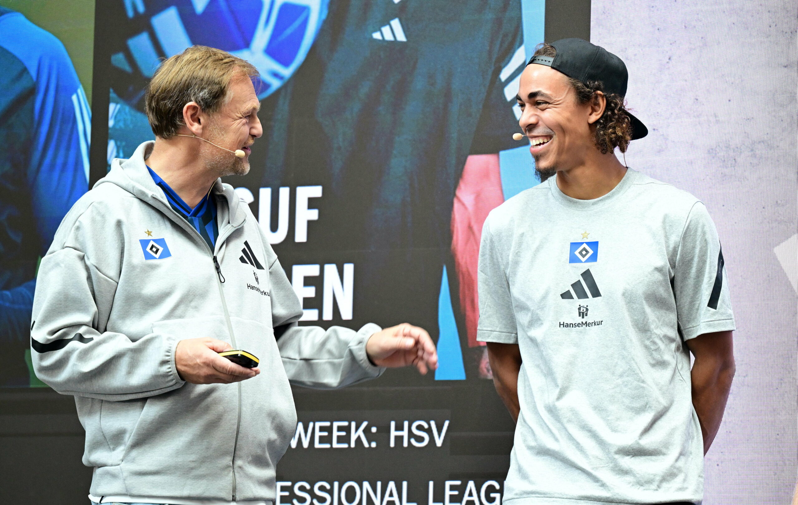 Adidas-Boss Bjørn Gulden im Gespräch mit HSV-Stürmer Yussuf Poulsen