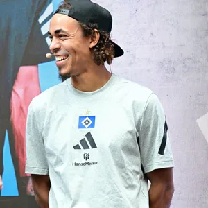 Adidas-Boss Bjørn Gulden im Gespräch mit HSV-Stürmer Yussuf Poulsen