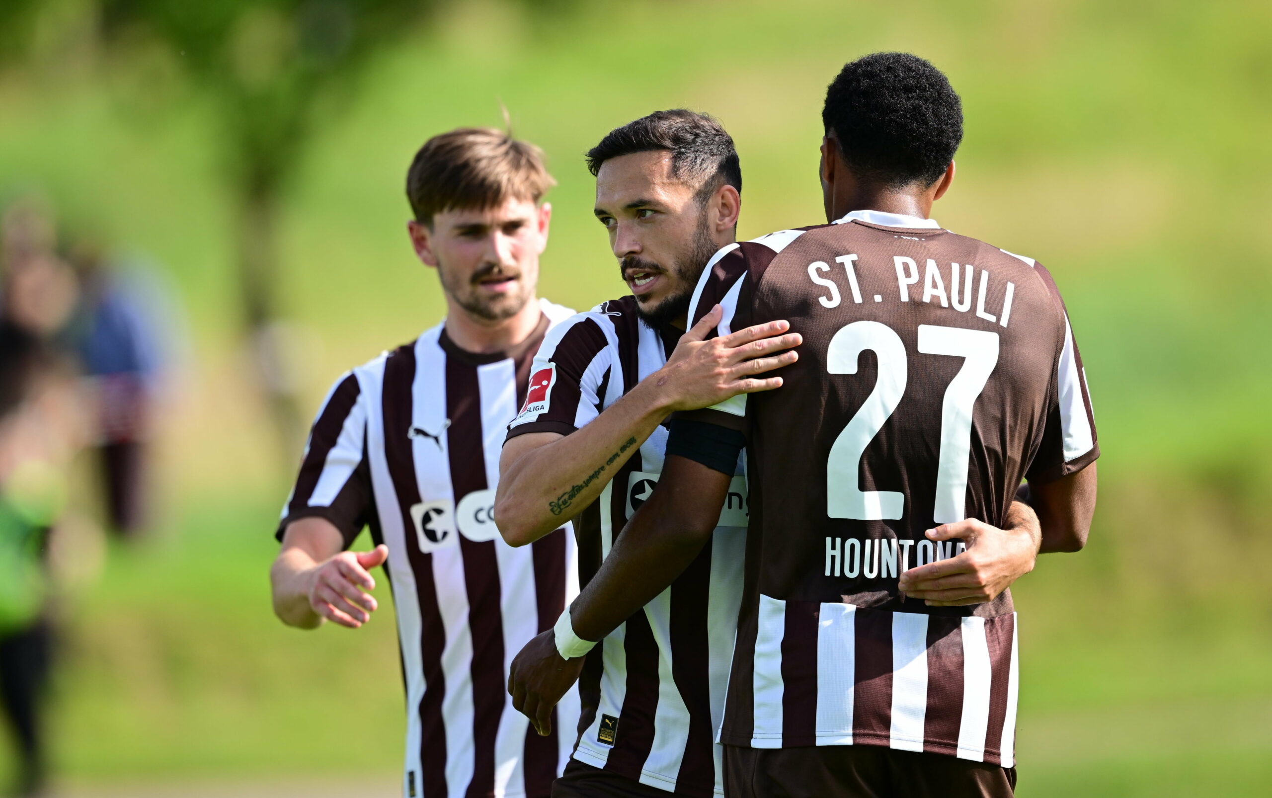 Torschütze Mathias Pereira Lage bedankt sich für die Vorlage bei Andreas Hountondji.