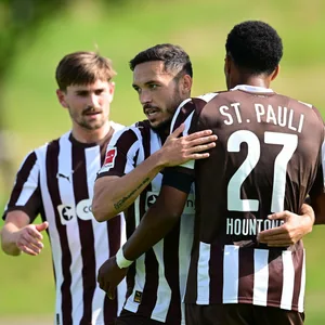 Torschütze Mathias Pereira Lage bedankt sich für die Vorlage bei Andreas Hountondji.