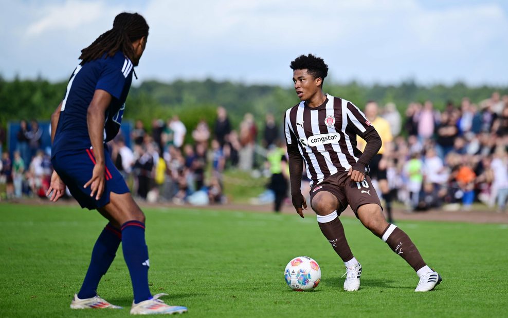 Joel Chima Fujita läuft mit dem Ball