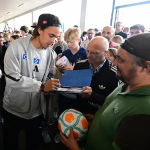 Yussuf Poulsen schreibt Autogramme