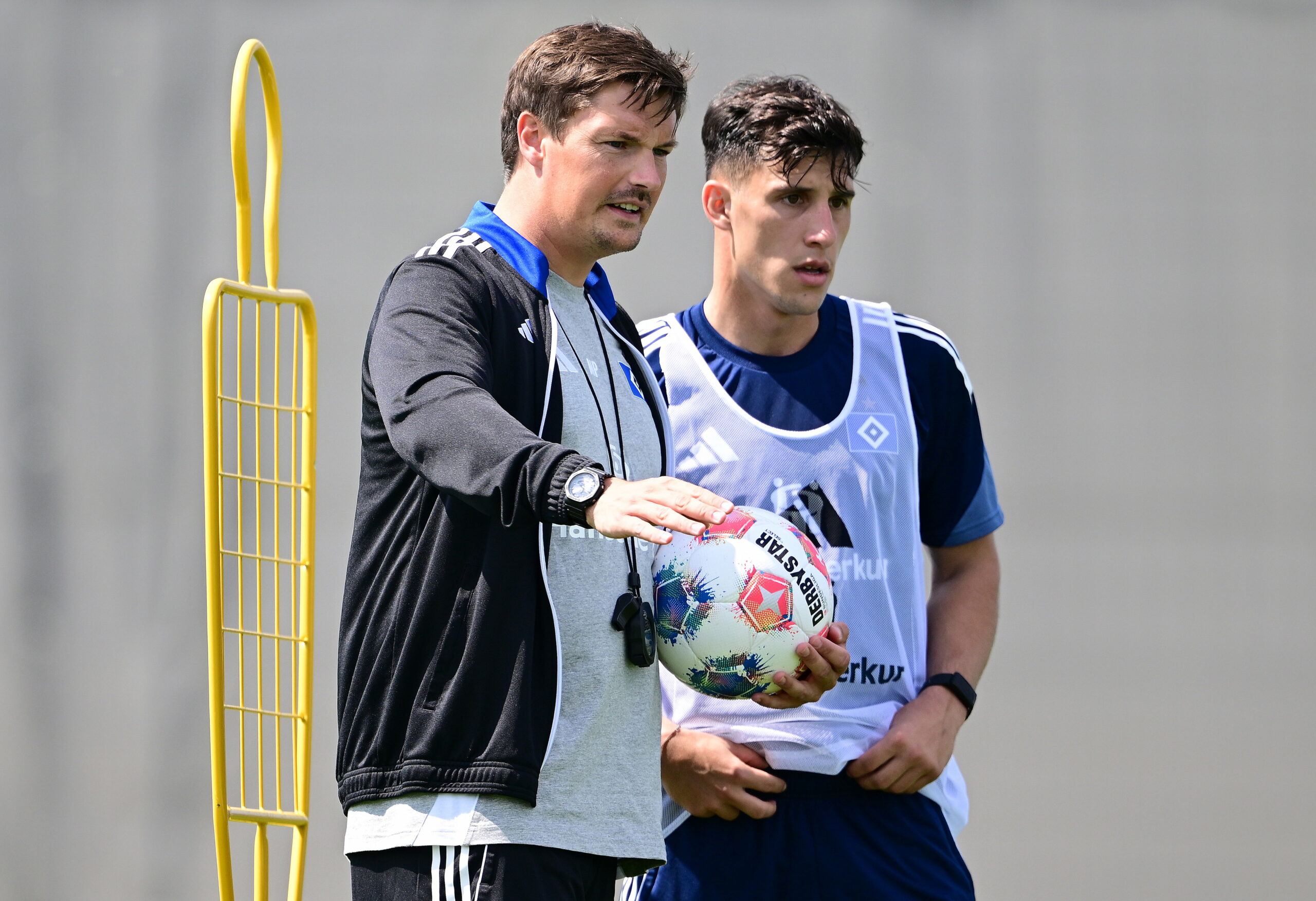HSV-Trainer Merlin Polzin tauscht sich auf dem Trainingsplatz mit Sommer-Zugang Nicolás Capaldo aus.
