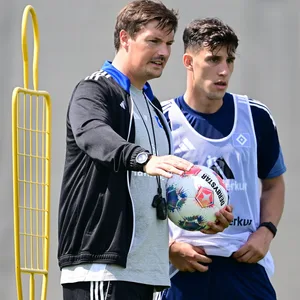 HSV-Trainer Merlin Polzin tauscht sich auf dem Trainingsplatz mit Sommer-Zugang Nicolás Capaldo aus.