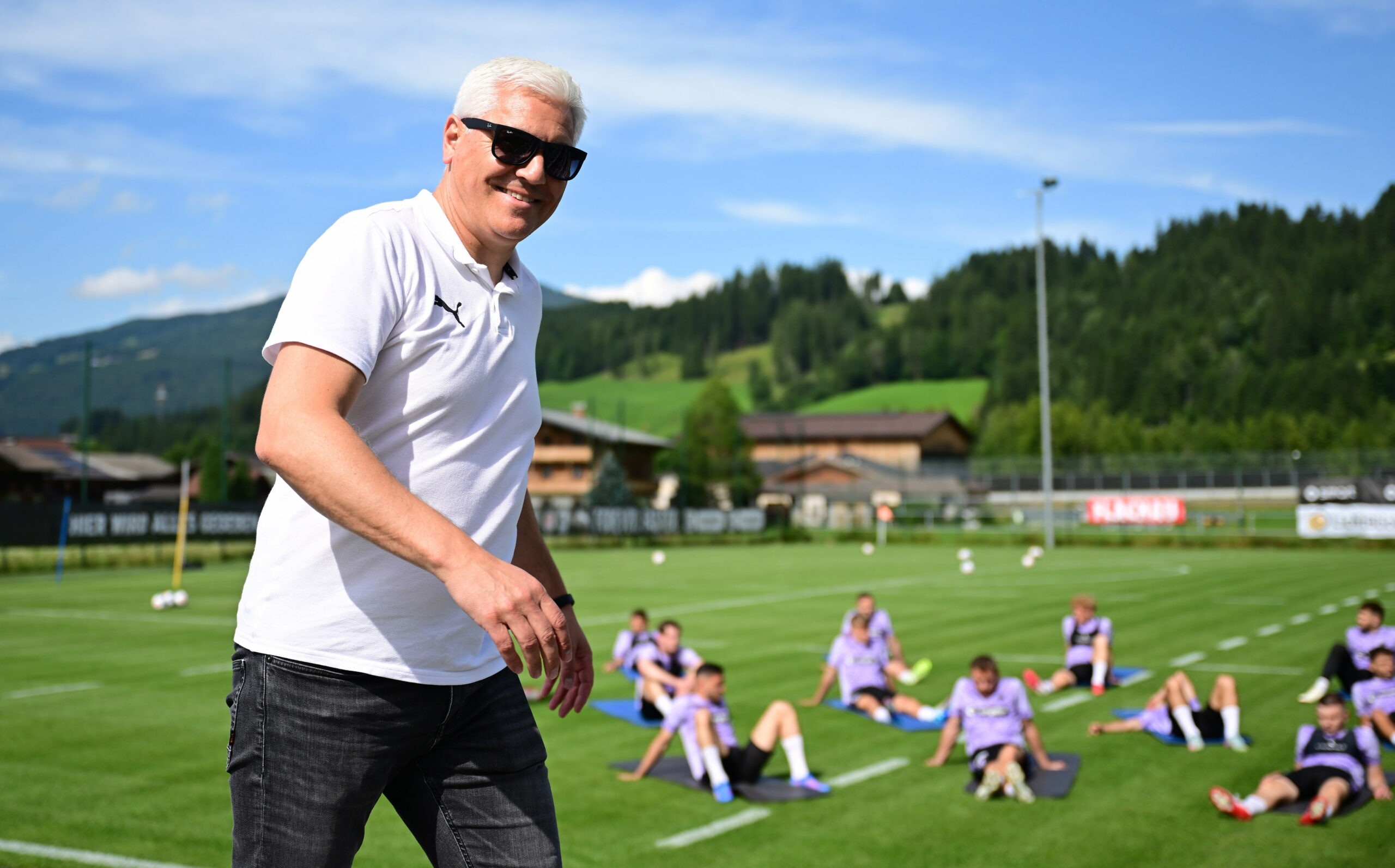Andreas Bornemann gut gelaunt mit Sonnenbrille im St. Pauli-Trainingslager in Flachau