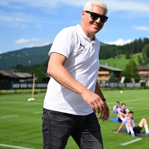 Andreas Bornemann gut gelaunt mit Sonnenbrille im St. Pauli-Trainingslager in Flachau