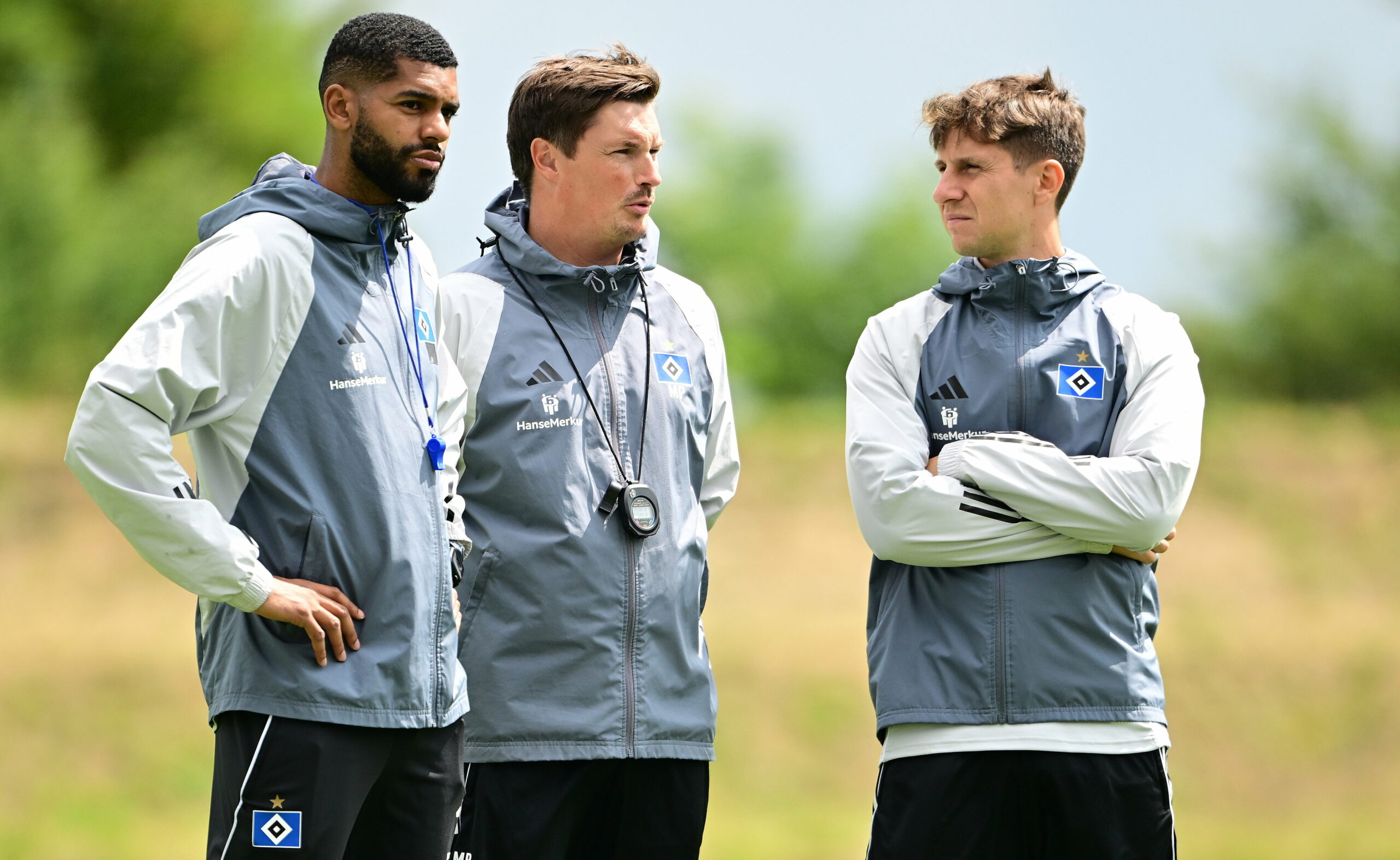 Merlin Polzin (M.) mit seinen beiden Assistenten Richard Krohn (l.) und Loic Favé