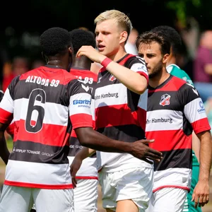 Torschütze Gianluca Przondziono (2.v.r.) feiert mit seinen Teamkollegen die Tore