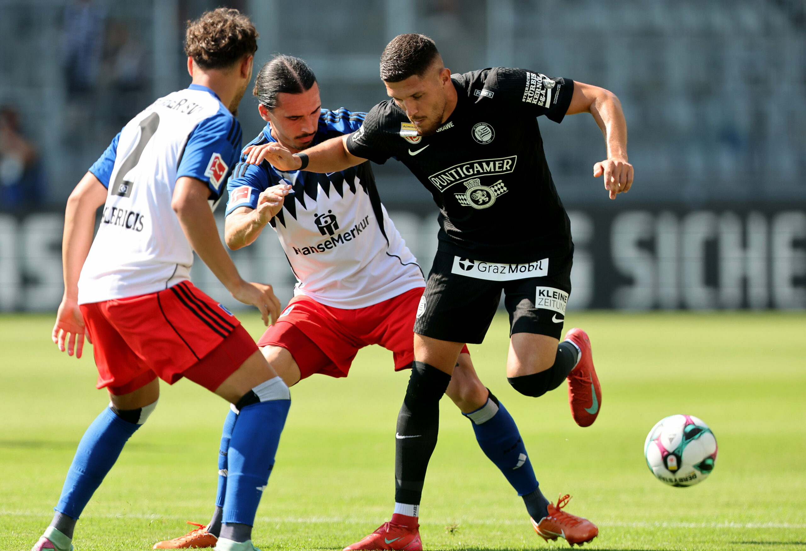 Die HSV-Profis William Mikelbrencis und Rayan Philippe im Duell mit dem Grazer Emir Karic