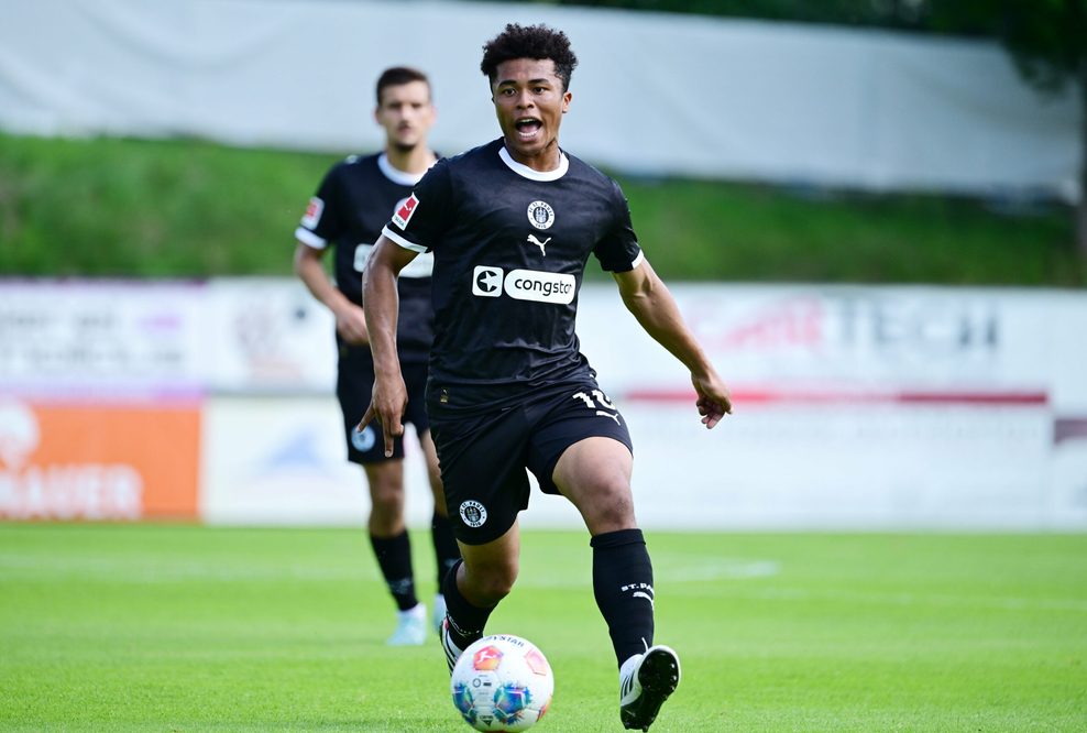 Joel Chima Fujita dribbelt mit Ball beim Test gegen den KSC.