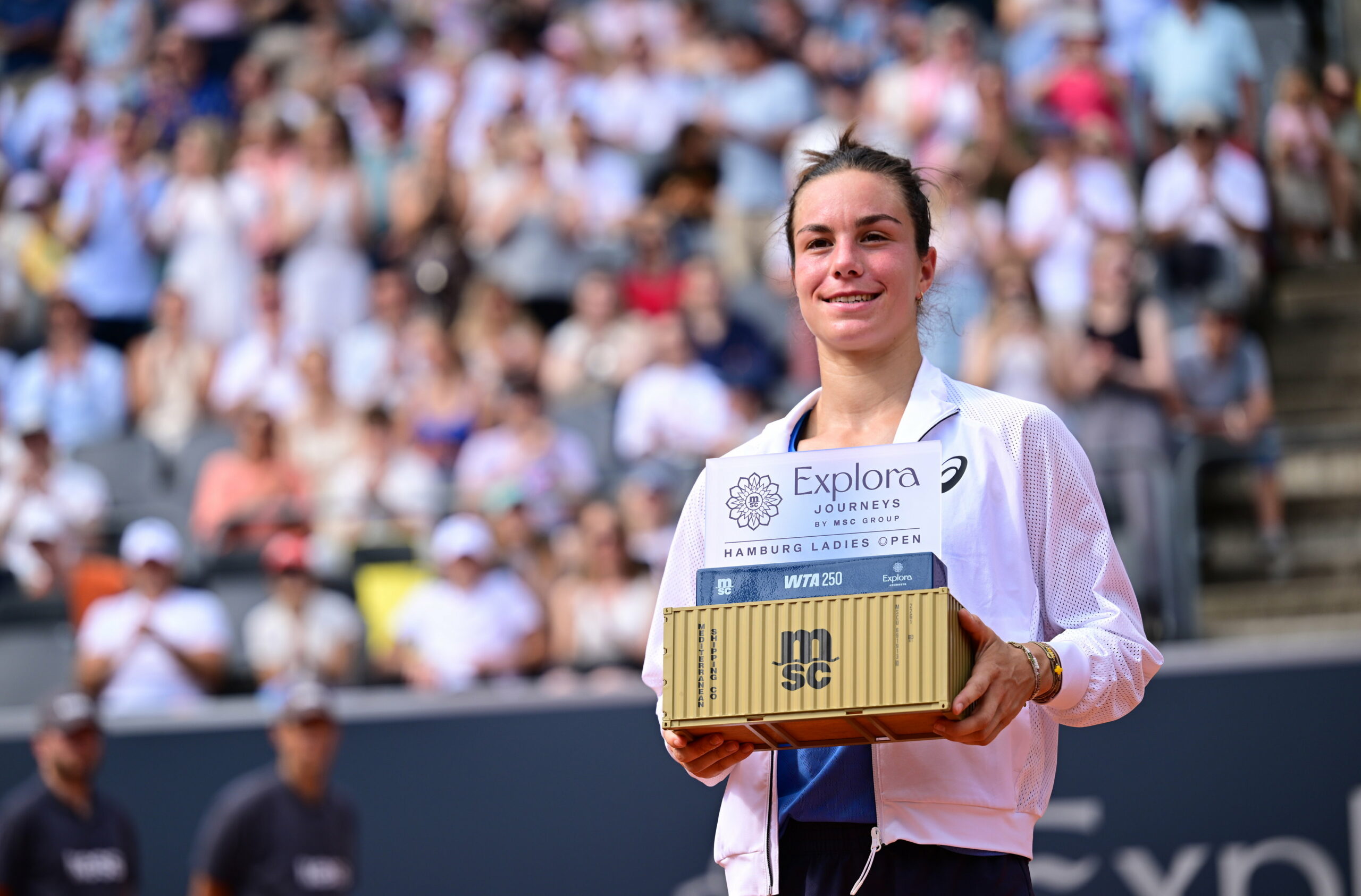 Lois Boisson mit der Siegertrophäe am Hamburger Rothenbaum