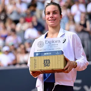 Lois Boisson mit der Siegertrophäe am Hamburger Rothenbaum