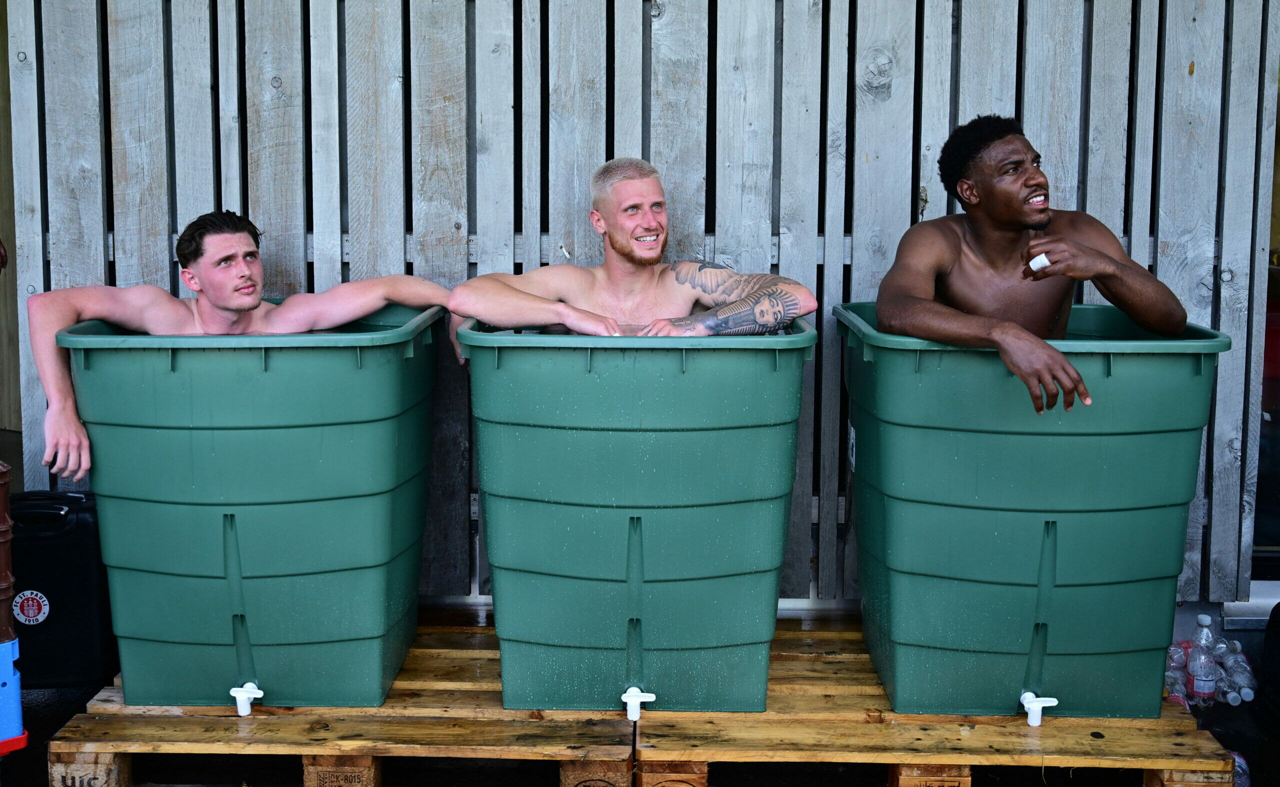 Fin Stevens, Louis Oppie und Dapo Afolayan in der Eistonne